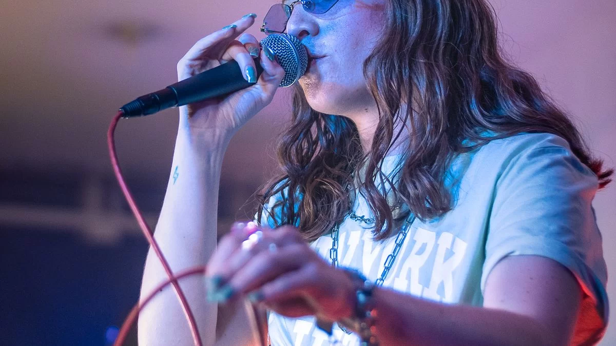 Biểu diễn karaoke tại cơ sở giải trí