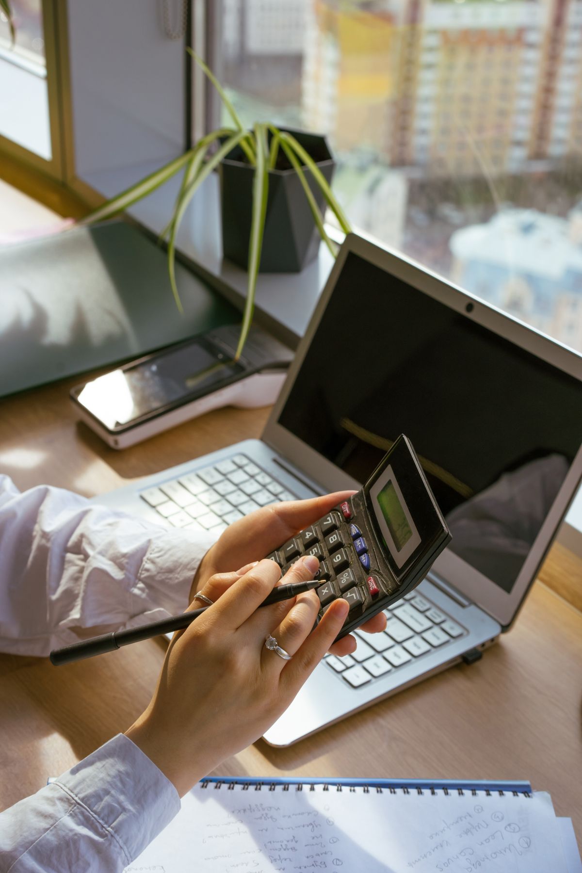 Doanh nghiệp phân tích chi phí trên laptop và máy tính