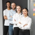 Đội ngũ nhân sự doanh nghiệp phối hợp trong văn phòng