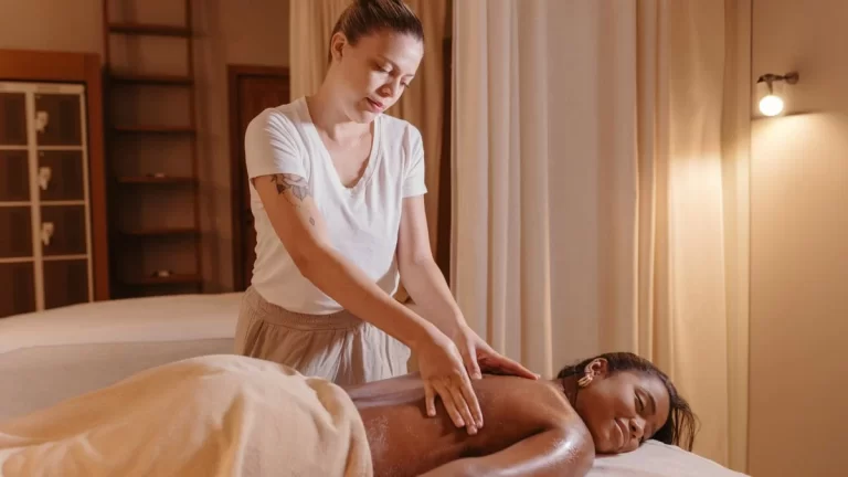 Khách hàng sử dụng dịch vụ massage tại spa