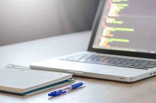 Laptop và ghi chú kinh doanh minh họa hoạt động online của doanh nghiệp