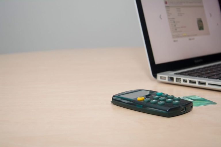 Laptop và máy tính dùng để phân tích chi phí cố định và biến đổi