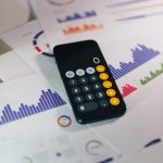 Máy tính trên biểu đồ dùng để đánh giá chi phí đầu tư phần mềm