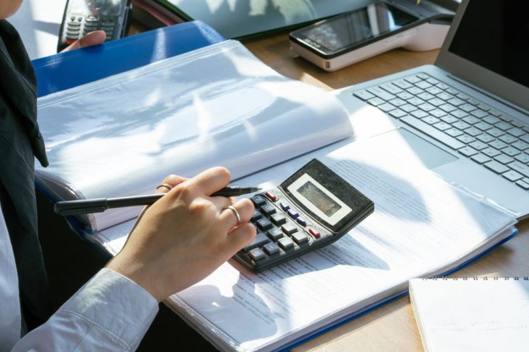 Người quản lý phân tích số liệu chi phí vận hành trên máy tính