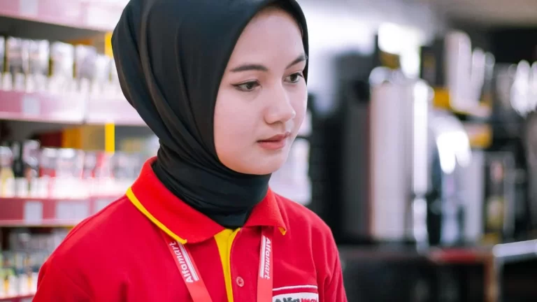 Nhân viên thu ngân tại cửa hàng bán lẻ